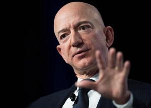 I padroni di Amazon e Facebook si "tengono buono" il neo-eletto Trump, donato 1 milione di dollari ciascuno