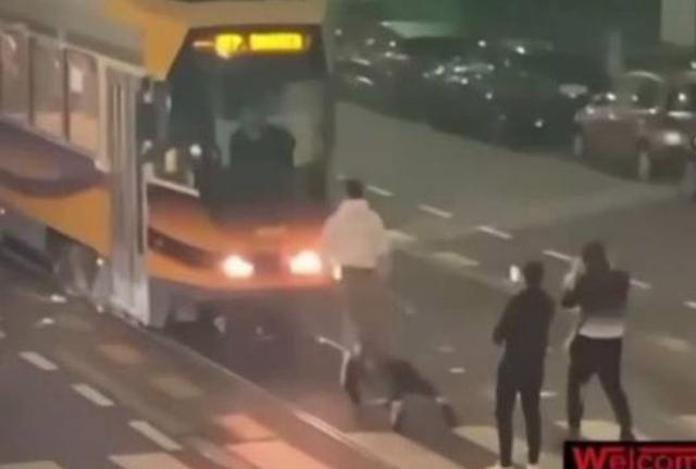 Baby gang ferma tram a Milano (immagine dal video pubblicato da Welcome to Favelas)