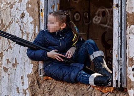 Ucraina, fucile in mano e lecca lecca: la foto della bambina diventa virale