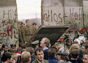 Berlino, 35 anni dalla caduta del muro. Meloni: "Viva la libertÃ . Mai piÃ¹ totalitarismi"