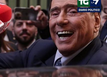 Berlusconi: "Ho riallacciato i rapporti con Putin, mi ha regalato...". VIDEO