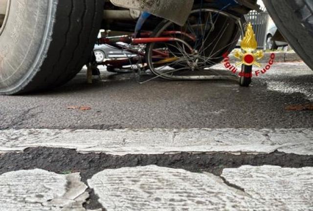 Milano, ciclista 66enne travolta da una betoniera: è grave