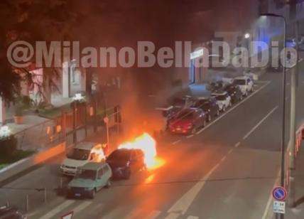 Milano, bomba carta su auto parcheggiata provoca incendio