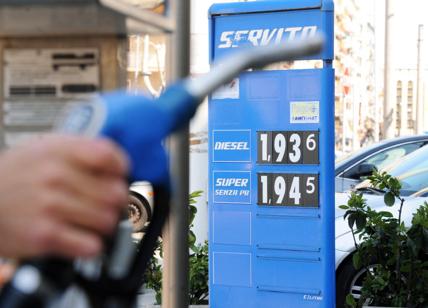 Petrolio, incubo barile a 200 dollari: noi vittime della truffa sulla benzina