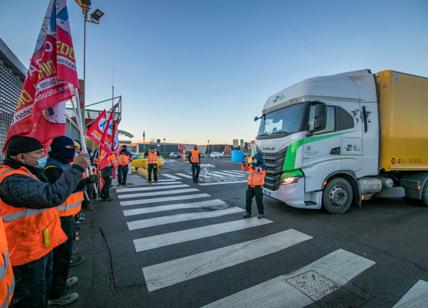 Caro-benzina, camionisti bloccano l'Italia: aziende ferme, supermercati vuoti