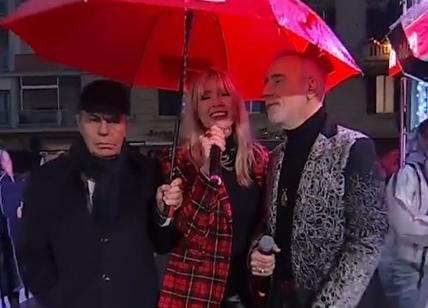 Bruno Vespa regge l'ombrello ai Jalisse a Viva Rai 2. La sua faccia dice tutto