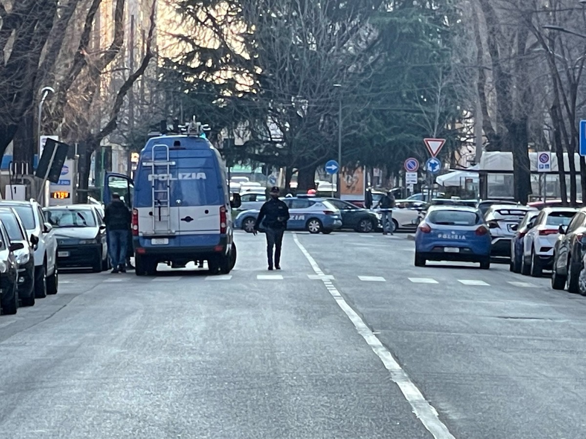 Chiusa via Botticelli a Milano per sospetto pacco bomba
