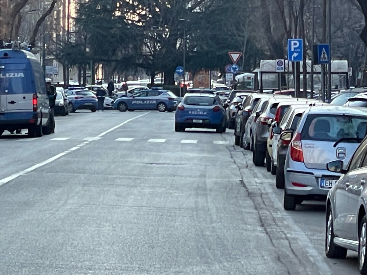 Chiusa via Botticelli a Milano per sospetto pacco bomba1