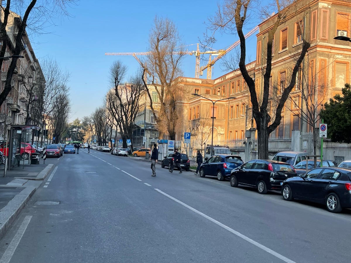 Chiusa via Botticelli a Milano per sospetto pacco bomba3