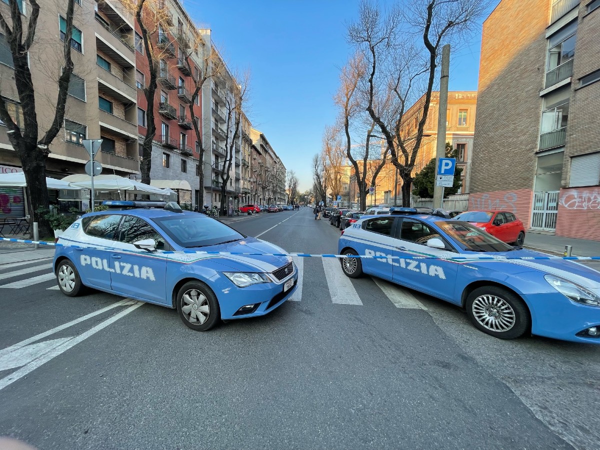 Chiusa via Botticelli a Milano per sospetto pacco bomba5