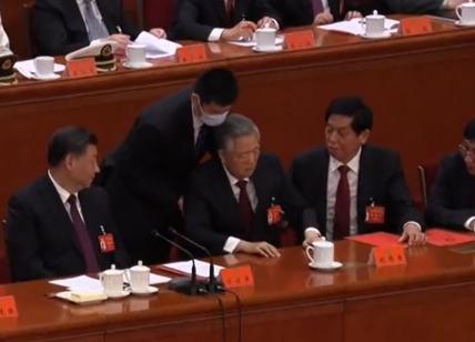 Cina, ex presidente trascinato via con la forza: imbarazzo al congresso con Xi