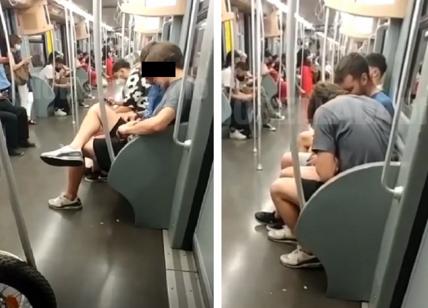 Milano, due giovani consumano cocaina in metro davanti agli altri passeggeri