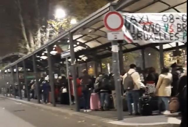 Milano, in coda al gelo per un taxi