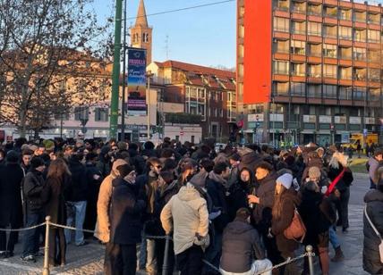 Cospito, corteo a Milano: scontri anarchici-polizia, vetrine distrutte