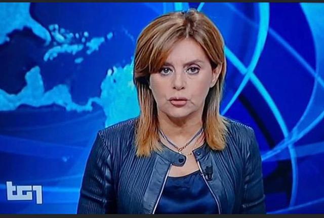 Dania Mondini durante la conduzione del Tg1, che le sarebbe costata "duri rimproveri per errori veniali" 