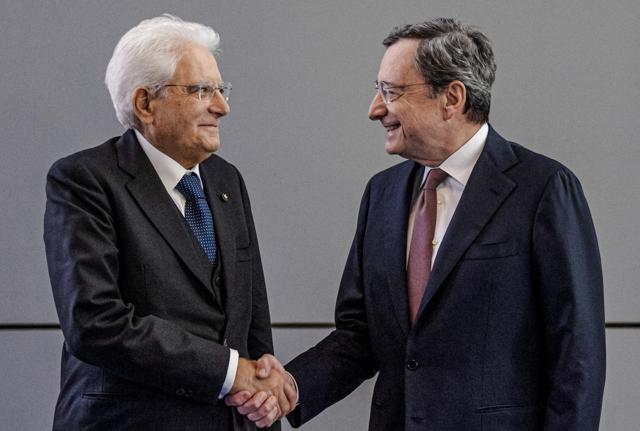 Sergio Mattarella, neo rieletto Presidente della Repubblica e Mario Draghi, che prosegue la sua azione a capo del Governo