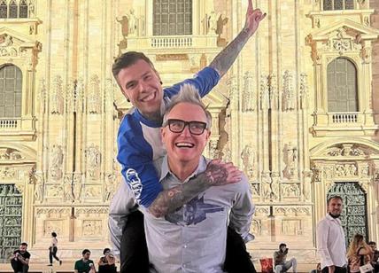 Fedez felice come un bambino con il cantante dei Blink 182 a Milano. VIDEO