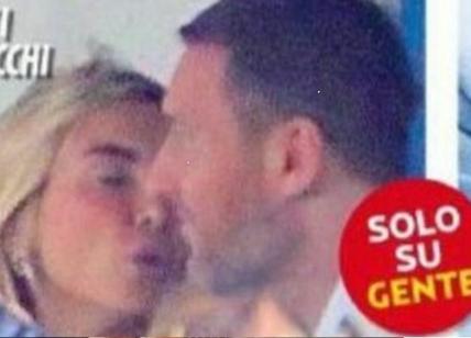 Francesco Totti e Noemi Bocchi: il primo bacio alla luce del sole. FOTO