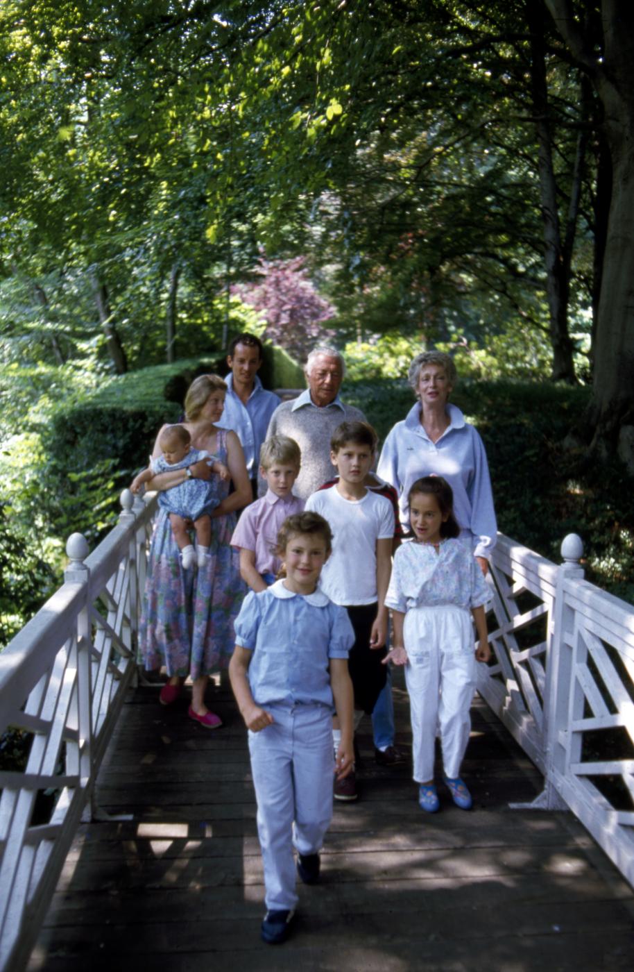 Gianni e Marella Agnelli con i figli Edoardo e Margherita e i nipotini Lapo, John e Ginevra