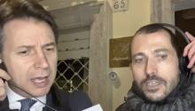 Conte canta: il Generale del 5 Stelle si cimenta nel karaoke con De Gregori