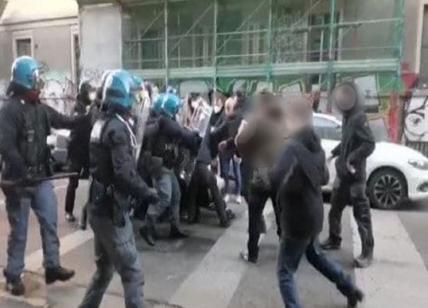 Milano, sgombero in Ticinese: tensione con le forze dell'ordine. FOTO