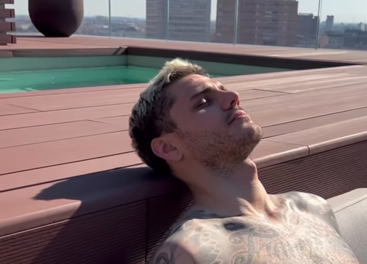 Icardi prende il sole sulla terrazza dell'attico in Porta Nuova a Milano