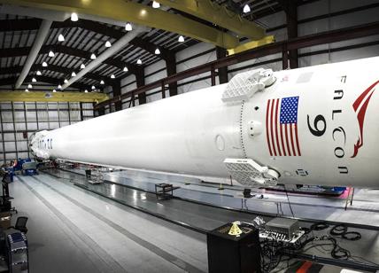 SpaceX, razzo di Musk in rotta di collisione verso la luna: panico sulla Terra