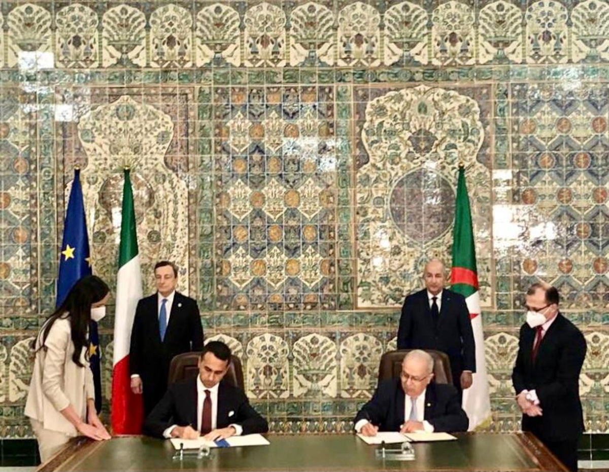 Il ministro Luigi Di Maio e il premier Mario Draghi con i loro omologhi in Algeria