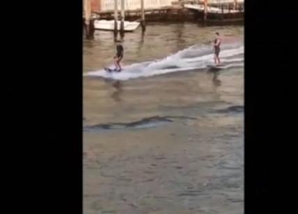 Follia a Venezia, surfisti sul Canal Grande. Multa da 3000 € e denuncia penale