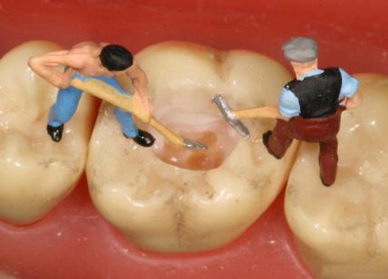 Dentista estraeva denti sani ai pazienti, un fatturato annuo da 2.6 milioni