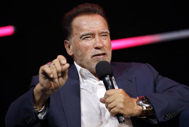 Arnold Schwarzenegger che sin da giovane si è imposto come uno dei maggiori culturisti del mondo, è poi divenuto attore, imprenditore, produttore cinematografico. Avvicinatosi alla politica nei primi anni novanta, è diventato membro attivo del Partito Repubblicano. Nel 2003 è stato eletto 38º Governatore della California. Nel 2006 è stato riconfermato alla stessa carica. Nel gennaio 2011, al termine del suo mandato, è tornato al cinema. Molti lo avrebbero visto bene alla Casa Bianca, ma la legge americana non glielo permette, essendo nato in Austria.