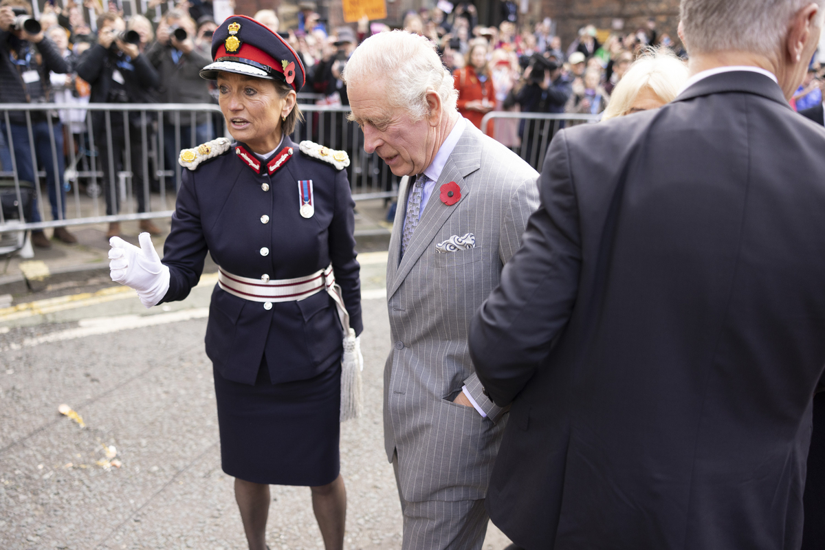 Leeds, Re Carlo III e la Regina Consorte Camilla vengono contestati con lancio di uova durante la visita nello Yorkshire