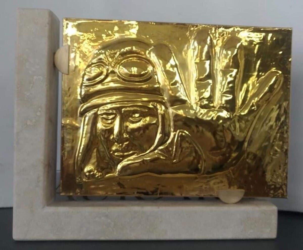 L'Alberto Sordi Family Award, bassorilievo in argento dorato raffigurante il vigile Celletti