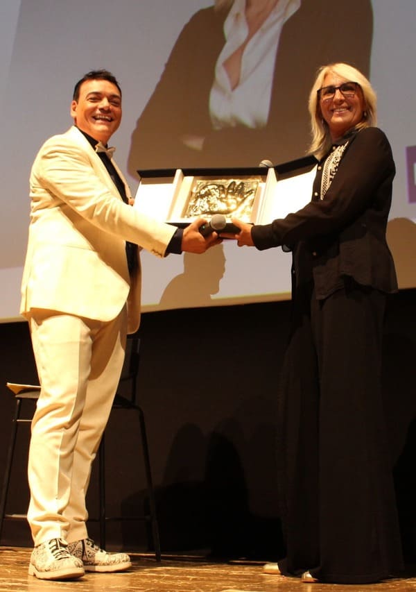 La direttrice di Rai Isoradio Angela Mariella riceve da Igor Righetti l'Alberto Sordi Family Award