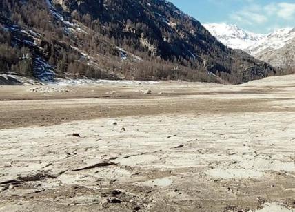 Piemonte in siccità, il lago di Ceresole è prosciugato e la pioggia non arriva