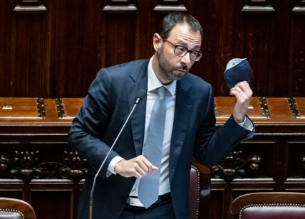 Patuanelli assicura: "Il M5S non uscirà dal governo". E su Di Maio...