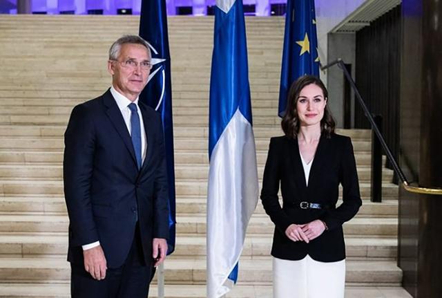 A sinistra il segretario della Nato Jens Stoltenberg, a destra il primo ministro finlandese Sanna Marin