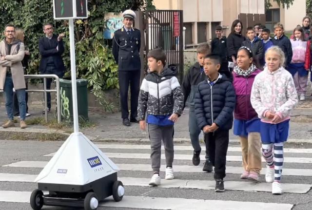 A Milano arriva il robot che aiuta i pedoni ad attraversare la strada