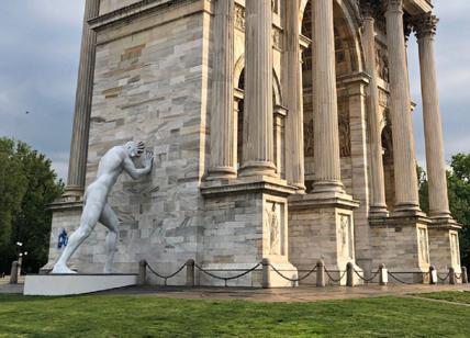 Mr Arbitrium, la statua che sorregge l'Arco della Pace a Milano. FOTO