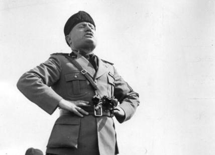 Al Mise spunta la foto di Mussolini. La Russa: no alla cancel culture. Bufera