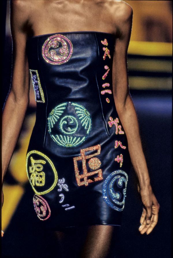 p136 Atelier Versace, autunno inverno 1997 1998, miniabito in pelle nera con ricami di ideogrammi giapponesi