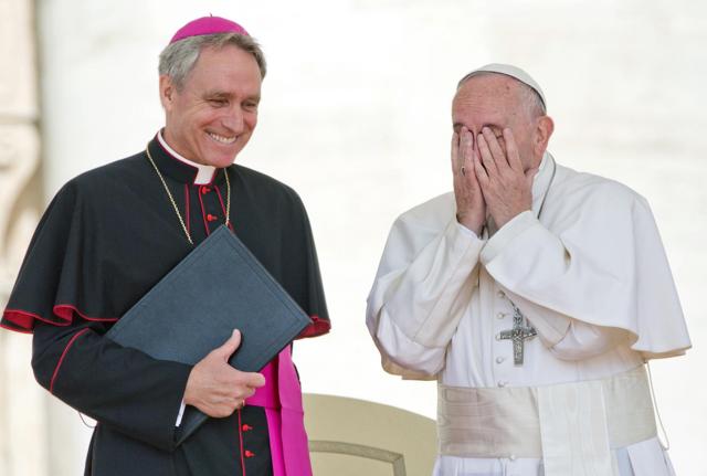 Padre Georg e Papa Francesco (Lapresse)