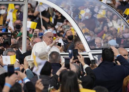Papa conferma: "Viaggio a Kiev sul tavolo". La proposta di Affari: sia lui il mediatore