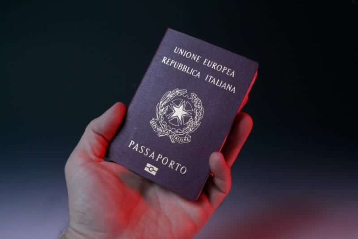 https://www.affaritaliani.it/static/upl2022/pass/passaporto60.png