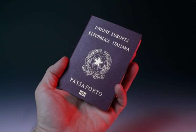 Passaporti, la stangata all'italiana: il record del costo più alto d'Europa. E se si va alle Poste altra sovrattassa