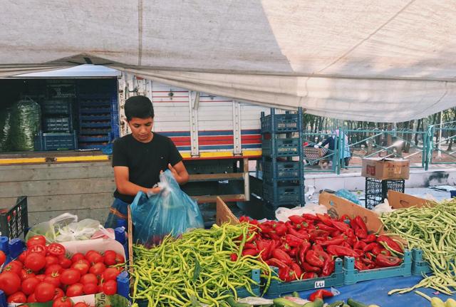 Ragazzo Vende verdure