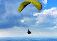 I paracadute si intrecciano ad alta quota, poi il volo nel vuoto: due morti. Fano sotto choc, inutili i soccorsi I paracadute si intrecciano ad alta quota, poi il volo nel vuoto: due morti. Fano sotto choc, inutili i soccorsi