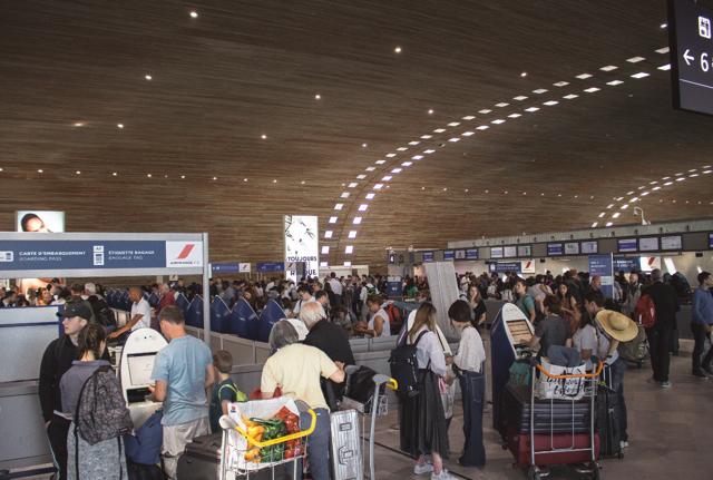 Persone aspettano aereo in aeroporto