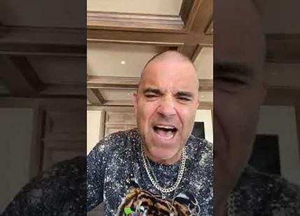 Robbie Williams: "Perdo i capelli, le cure non funzionano, mi rassegno"