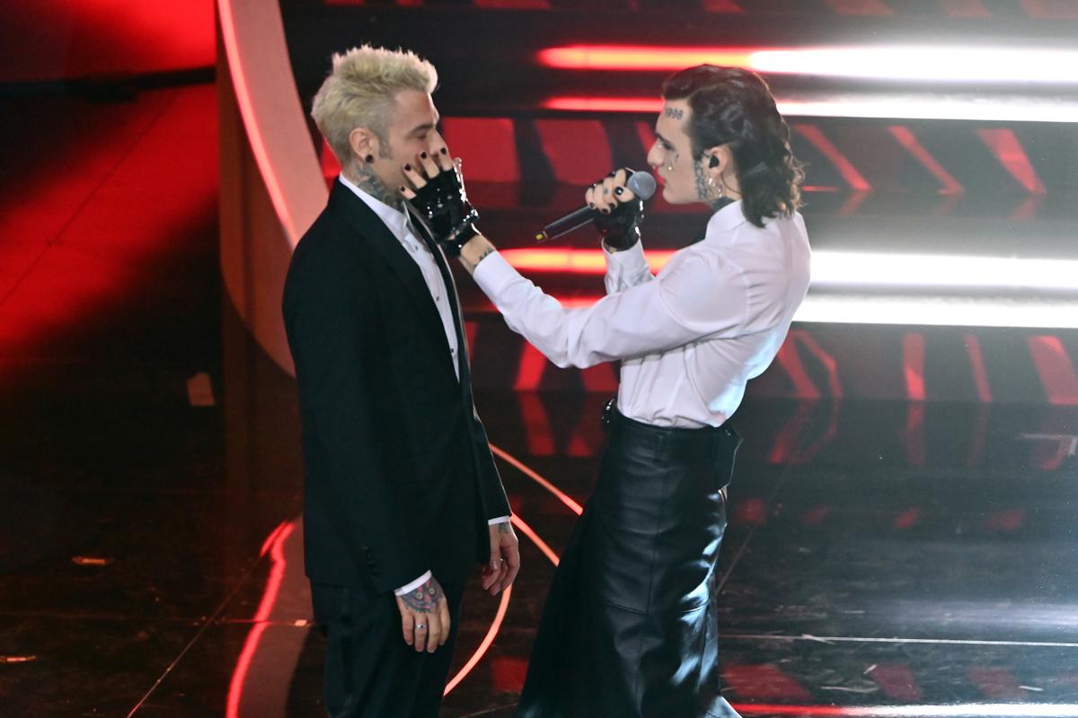 Sanremo 2023 Fedez Rosa Chemical bacio finale ariston